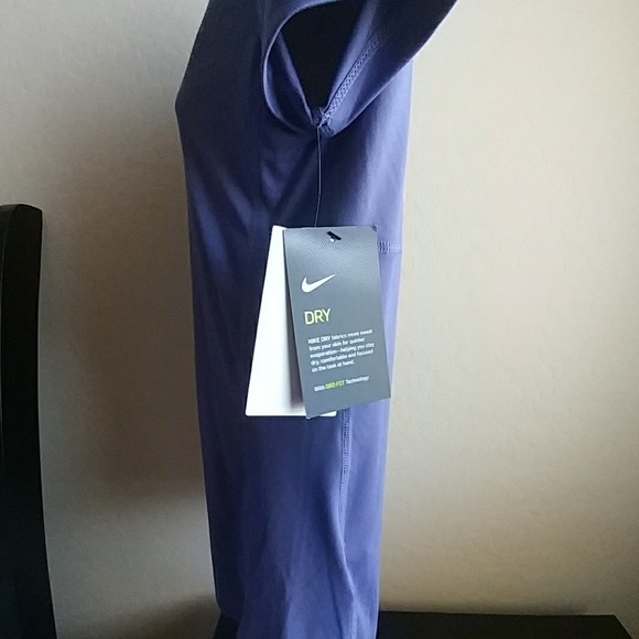 NEW women's Nike running tee. Small - Picture 3 of 7